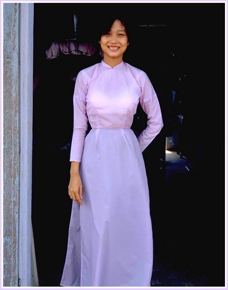 Chú thích của Steve Brown trên Flickr cá nhân của mình về bức ảnh: Nguyệt là một phụ nữ trẻ đáng yêu, làm quản lý một cửa hàng quà tặng tại căn cứ quân sự của chúng tôi tại Phú Bài, gần Huế. Cô là hình mẫu điển hình cho những người phụ nữ xinh đẹp mà bạn có thể bắt gặp ở Huế.